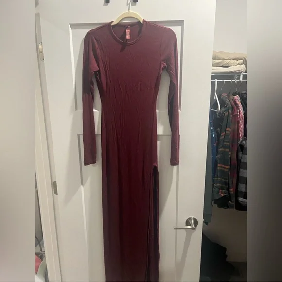 SKIMS Boat Neck Long Dress - Picture 4 of 9